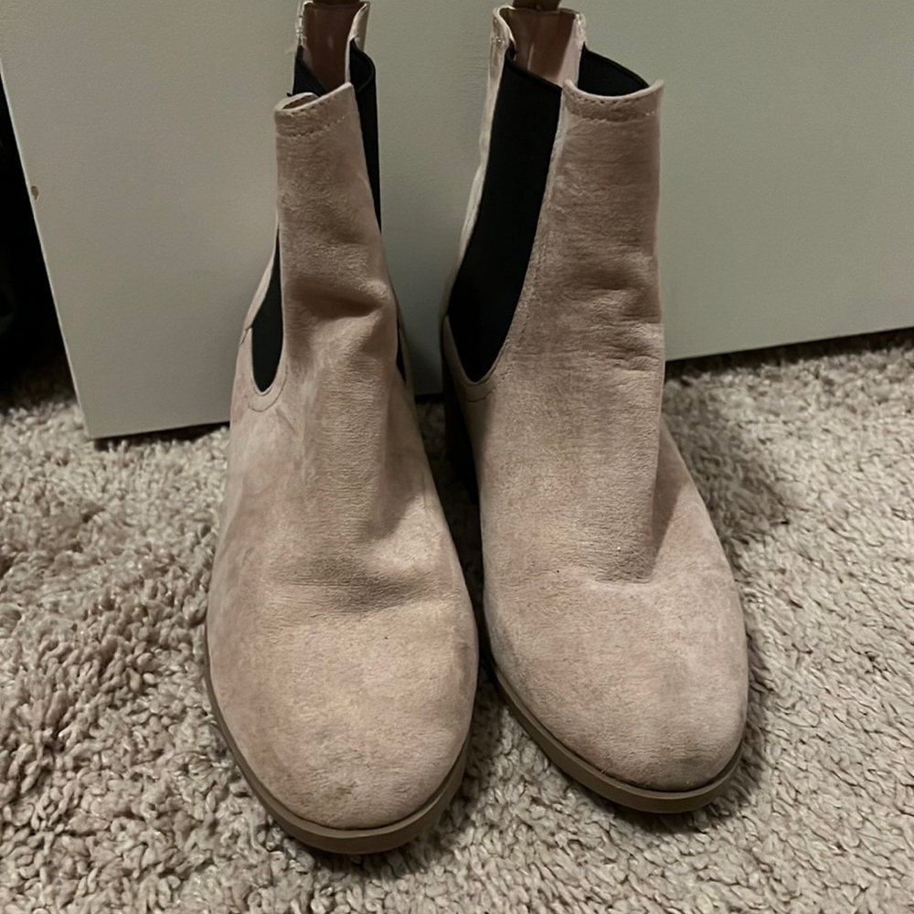 Woman Chelsea booots